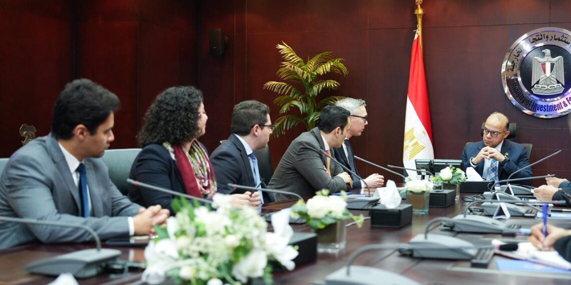 وزير الاستثمار يلتقي الرئيس التنفيذي لشركة “سكاتك” النرويجية لبحث تعزيز التعاون في مجال الطاقة المتجددة