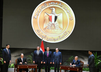 رئيس الوزراء يشهد مراسم توقيع ثلاث اتفاقيات تعاون بين المُطور الرئيسي للمشروع وعددٍ من الشركاء الدوليين