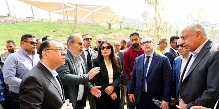 وزيرة الإسكان تقوم بجولة موسعة بمشروع “حدائق تلال الفسطاط”