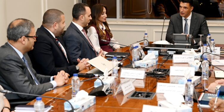 وزير الصناعة يبحث مع شركة نيسان للسيارات خطط الشركة للتوسع بالسوق المصري والتصدير للأسواق الإفريقية