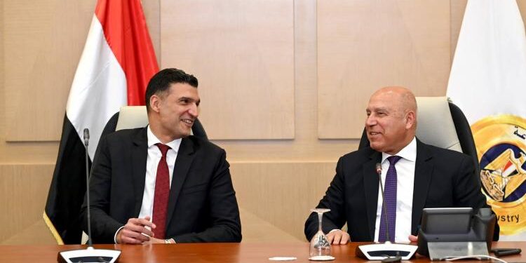 وزير الصناعة يؤكد حرص الوزارة على النهوض بقطاع الصناعة والمضي قدماً