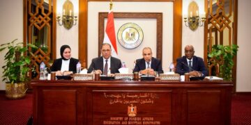 وزير الخارجية يجتمع بقيادات الوزارة ويؤكد أهمية مواصلة تطوير الأداء المؤسسي