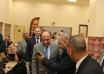 محمود عصمت يشارك العاملين بقطاع الكهرباء إفطارهم الجماعي ويشيد بجهودهم في دعم منظومة الطاقة