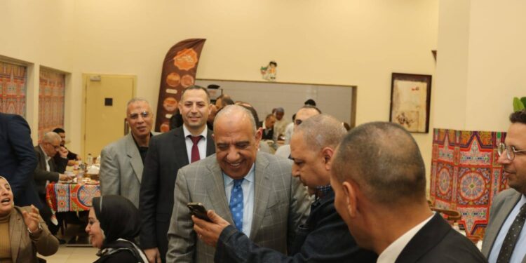 محمود عصمت يشارك العاملين بقطاع الكهرباء إفطارهم الجماعي ويشيد بجهودهم في دعم منظومة الطاقة