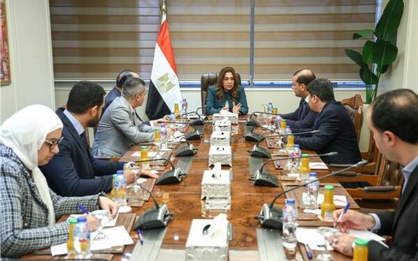 وزيرة التنمية المحلية والبيئة تعقد اجتماعاً مع عدد من قيادات الوزارة لمتابعة بعض الملفات