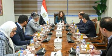 وزيرة التنمية المحلية والبيئة تعقد اجتماعاً مع عدد من قيادات الوزارة لمتابعة بعض الملفات