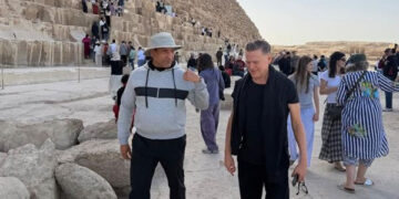 الفنان العالمي براين آدمز وأسرته يزورون منطقة أهرامات الجيزة