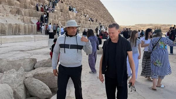 الفنان العالمي براين آدمز وأسرته يزورون منطقة أهرامات الجيزة