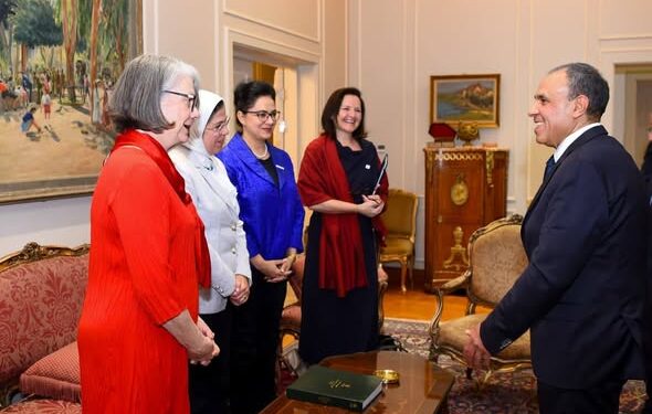 وزير الخارجية يستقبل رئيسة الاتحاد الدولي لجمعيات الهلال والصليب الأحمر