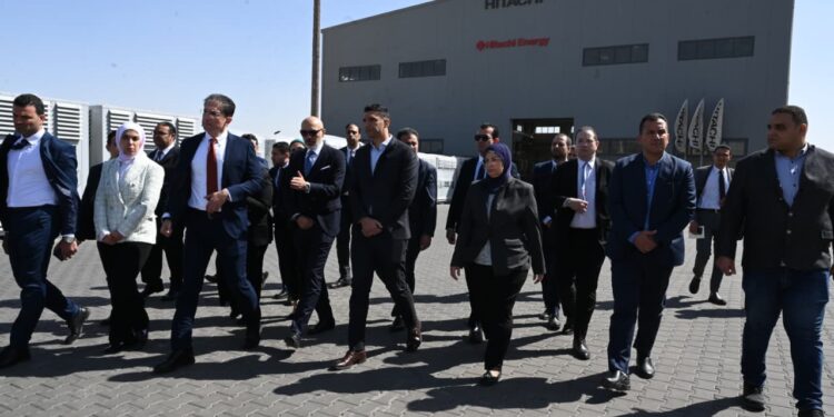 ︎وزير الصناعة يتفقد مصنعين متخصصين في الصناعات الهندسية والغذائية بمدينة العاشر من رمضان