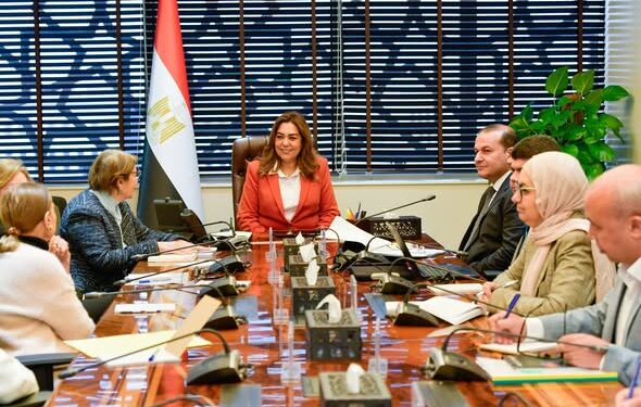 وزيرة التنمية المحلية تبحث مع وفد جمعية محبي الأشجار التعاون في تشجير عدد من المحاور بالأحياء