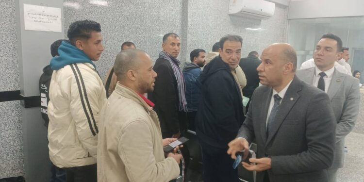 وزير العمل يوجّه بسرعة إعداد تطبيق إلكتروني لحجز مواعيد توثيق عقود العمل بالخارج