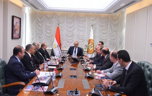 وزير العمل يلتقي ممثلي “شُعب شركات إلحاق العمالة