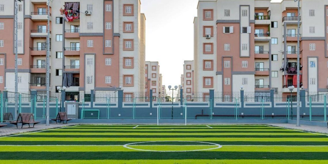 وزيرة الإسكان تتابع موقف المشروعات الخدمية والسكنية وترفيق الأراضي المضافة بالعبور الجديدة