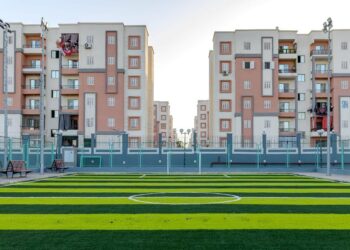 وزيرة الإسكان تتابع موقف المشروعات الخدمية والسكنية وترفيق الأراضي المضافة بالعبور الجديدة