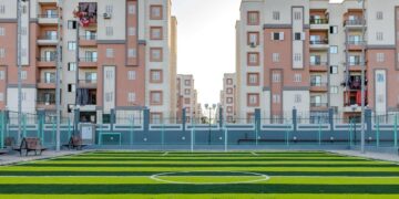 وزيرة الإسكان تتابع موقف المشروعات الخدمية والسكنية وترفيق الأراضي المضافة بالعبور الجديدة