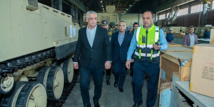 وزير الإنتاج الحربى يتابع سير العملية الإنتاجية بمصنع إنتاج وإصلاح المدرعات وشركة أبو زعبل للصناعات