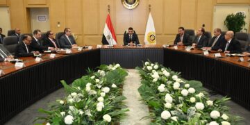 وزير الصناعة يجتمع بقيادات الوزارة ويضع الخطوط العريضة لسير العمل خلال المرحلة المقبلة