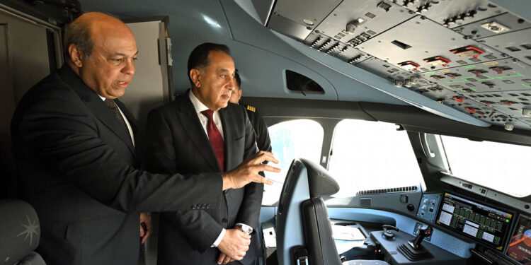 رئيس الوزراء يتفقد أول طائرة من طراز Airbus A350-900 بأسطول الناقل الوطني