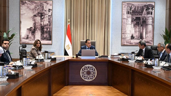 رئيس الوزراء يتابع موقف تنفيذ المشروعات التنموية والخدمية بمحافظة السويس