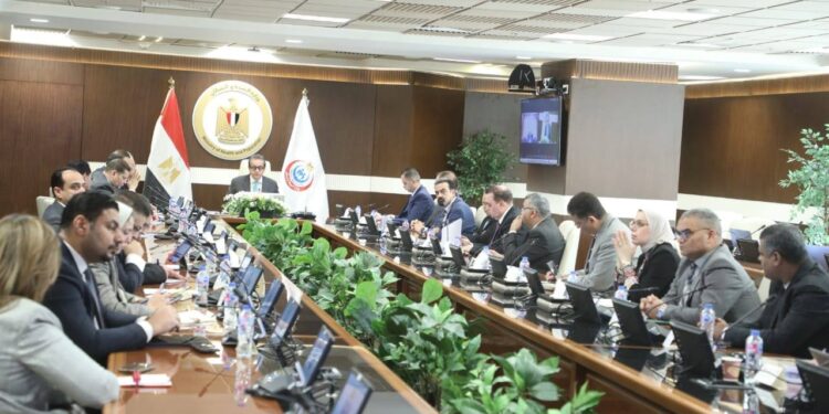 وزير الصحة يتابع الاستعدادات للتشغيل التجريبي لمنظومة التأمين الصحي الشامل بمحافظة المنيا