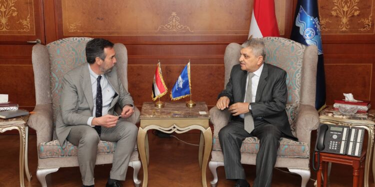 الفريق أسامة ربيع يناقش خطط الإبحار المستقبلية مع المدير التنفيذي لمنطقة جنوب أوروبا للخط الملاحي Hapag-Lloyd