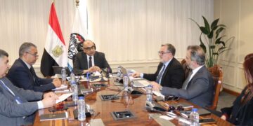 وزير قطاع الأعمال يبحث مع شركة إسبانية سبل التعاون في مشروعات بيئية مستدامة بالشركات التابعة