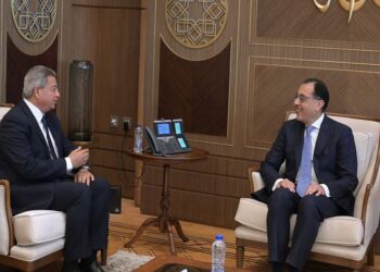 رئيس الوزراء يلتقي رئيس المجلس الأعلى لتنظيم الإعلام ويتلقى التقرير النهائي للجنة تطوير الإعلام المصري