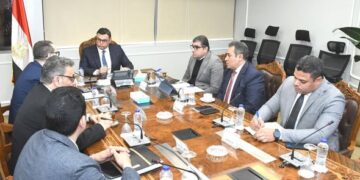 وزير الإسكان يعقد اجتماعًا لمتابعة ملفات عمل الهيئة العامة للتنمية السياحية