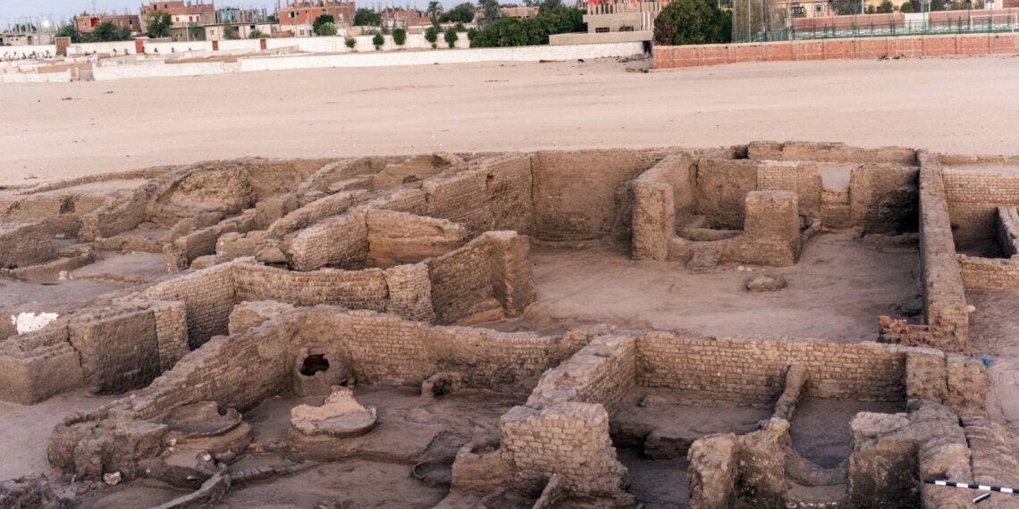 الكشف عن مدينة سكنية من القرن الثامن عشر وجبانة قبطية أسفلها بموقع شيخ العرب همام بمحافظة قنا