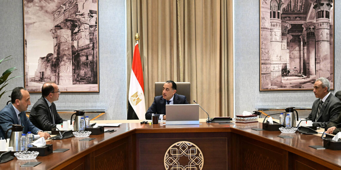 رئيس الوزراء يُتابع مع وزير المالية عدداً من ملفات العمل