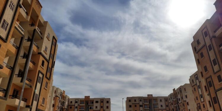 وزير الإسكان يتابع موقف وحدات منخفضي الدخل بـ”سكن كل المصريين” بعددٍ من المدن