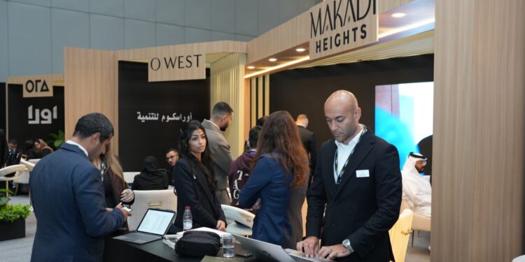 قبل ساعة من الإفتتاح .. اقبال كبير على معرض عقارات النيل بالدوحة