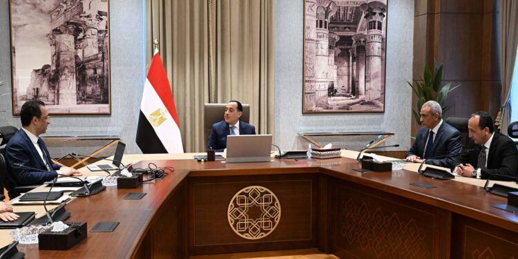 رئيس الوزراء يستعرض محاور عمل وزارة الاتصالات خلال الفترة المقبلة