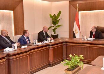 هيئة الدواء تبحث مع أسترازينيكا تعزيز توطين الصناعة الدوائية ودعم التوسع في الأسواق الإفريقية