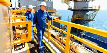 وزير البترول يتفقد سفينة حفر 5 آبار غاز جديدة لصالح “بي بي” و”أركيوس ”