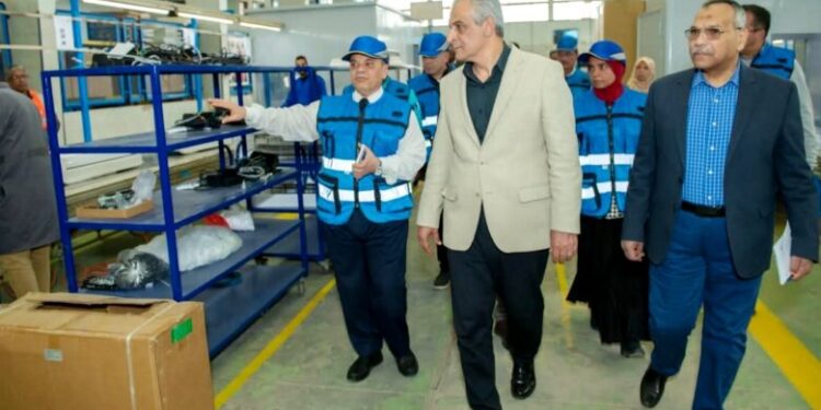 وزير الإنتاج الحربي يتابع سير العمل في “حلوان للمسبوكات” و”حلوان للأجهزة المعدنية”