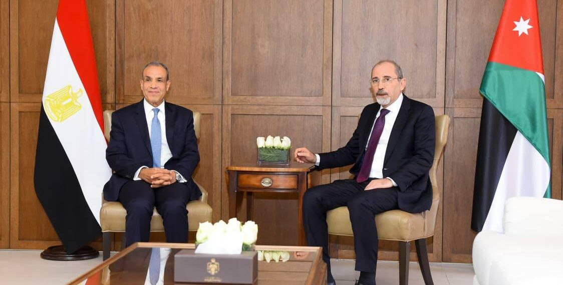 وزير الخارجية يبحث مع نظيره الأردني في عمّان تطورات التصعيد الإقليمي ويؤكد تضامن مصر الكامل مع الأردن