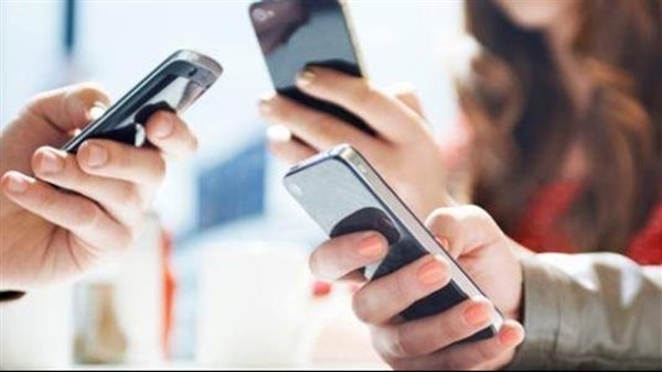 مد إعفاء هواتف المصريين في الخارج من الجمارك من 90 إلى 120 يوما