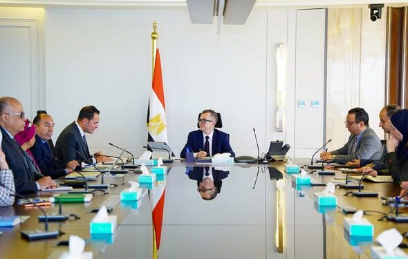 وزير التخطيط يبحث مع رئيس مركز المعلومات ودعم اتخاذ القرار تعزيز التعاون في متابعة أداء برنامج الحكومة وخططها