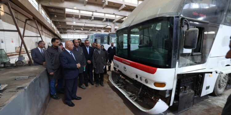 وزير النقل يتفقد المركز الفني للصيانة والإصلاح بميت حبيش بطنطا التابع للشركة القابضة للنقل البحري والبري