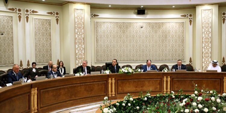 رئيس الوزراء يعقد مائدة مستديرة مع القيادات التنفيذية لشركات الطاقة العالمية العاملة في مصر