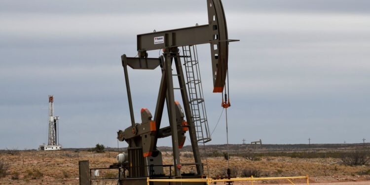 مكاسب أسبوعية قياسية للنفط رغم انخفاض الأسعار في ختام التداولات