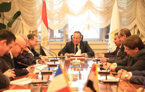 وزير التعليم العالي والسفير الفرنسي يبحثان تطورات إنشاء الحرم الجامعي الجديد للجامعة الفرنسية