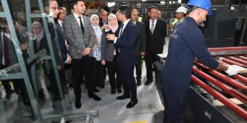 وزير الصناعة ومحافظ الجيزة يتفقدان مصنع صناعة زجاج السيارات والألومنيوم  بمدينة السادس من أكتوبر