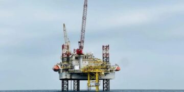 البترول: لا خسائر بشرية أو تلوث من حادث اصطدام ناقلة بمنصة بترولية