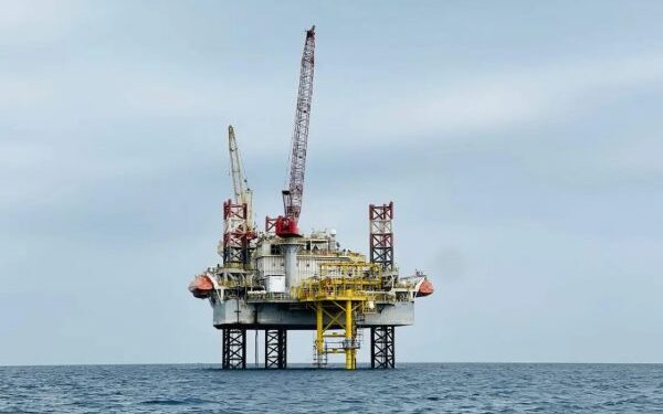 البترول: لا خسائر بشرية أو تلوث من حادث اصطدام ناقلة بمنصة بترولية