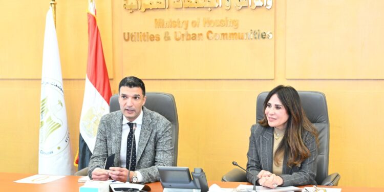 وزيرا الإسكان والصناعة يبحثان سبل التعاون المشترك في ملف تطوير المناطق الصناعية بما يدعم الصناعة والمصنعين