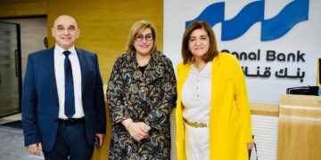 بنك قناة السويس يُنظم سلسلة معارض لموظفاته ويوزع هدايا تذكارية تقديرًا لدورهن