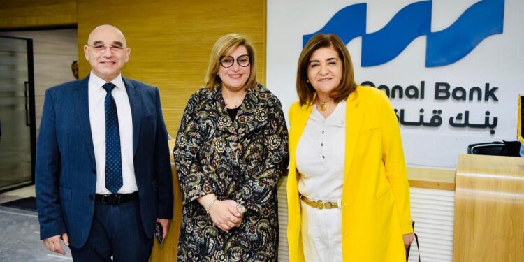 بنك قناة السويس يُنظم سلسلة معارض لموظفاته ويوزع هدايا تذكارية تقديرًا لدورهن